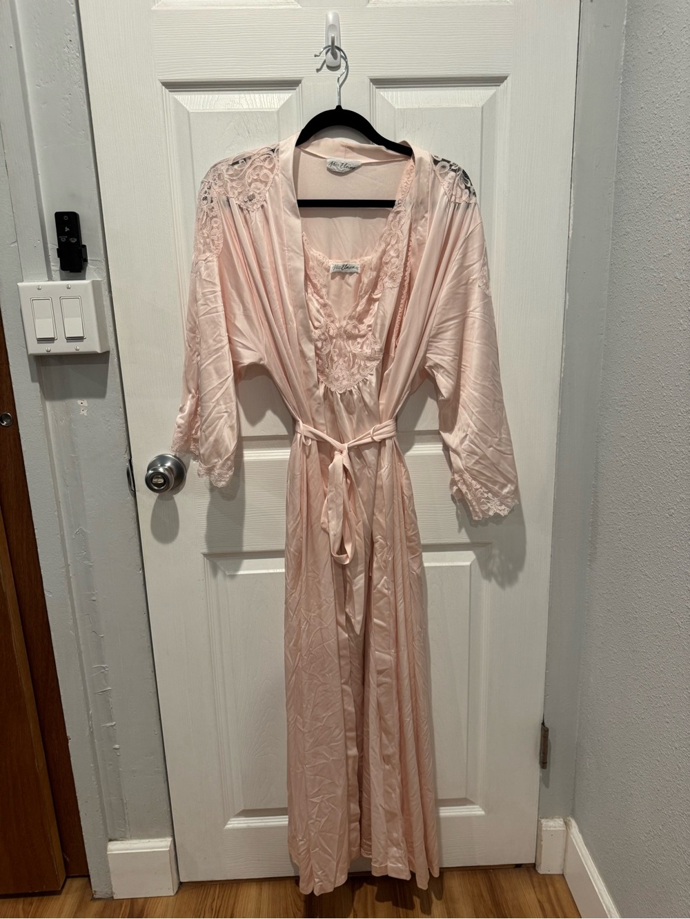 Vintage Miss Elaine nightgown and robe - Picture 6 of 8
